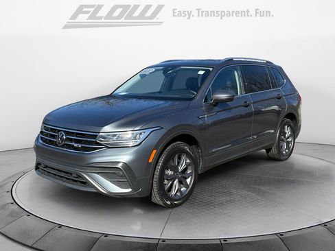 Used 2022 Volkswagen Tiguan SE w/ Panoramic Sunroof Package image 4