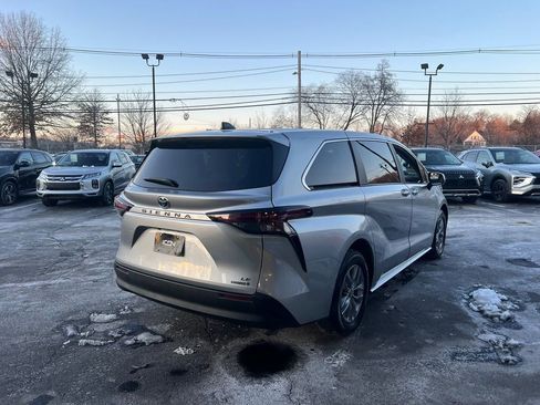 Used 2024 Toyota Sienna LE image 7