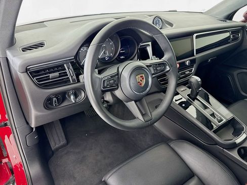 Certified 2025 Porsche Macan AWD/4WD image 4