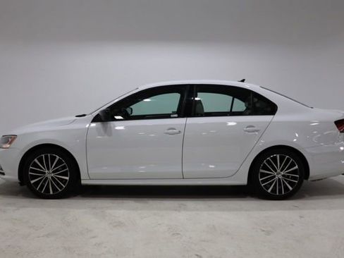 Used 2016 Volkswagen Jetta Sport FWD image 4