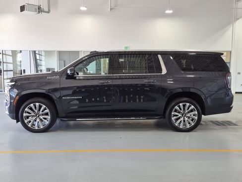 Used 2025 Chevrolet Suburban High Country AWD/4WD image 7
