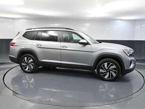 Used 2025 Volkswagen Atlas SE image 4