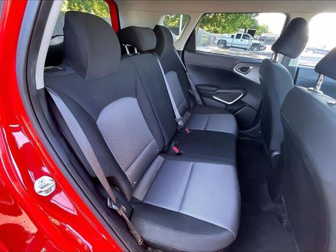 Used 2025 Kia Soul LX w/ LX Technology Package FWD image 25