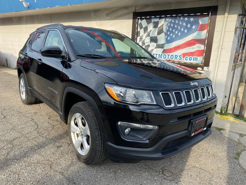 Used 2019 Jeep Compass Latitude w/ Cold Weather Group AWD/4WD image 1