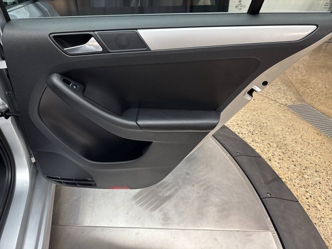 Used 2013 Volkswagen Jetta SE FWD image 24