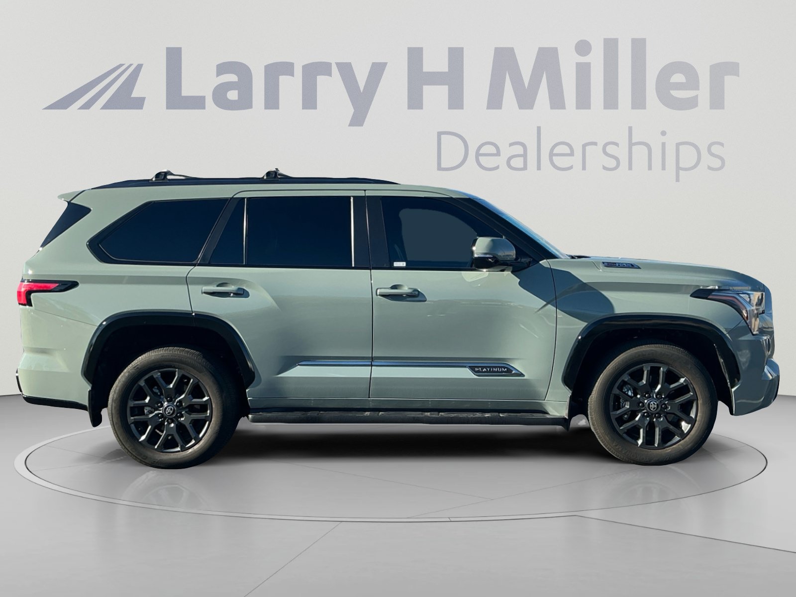 Used 2025 Toyota Sequoia Platinum AWD/4WD image 6