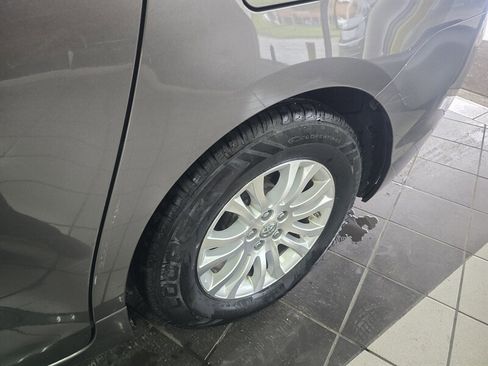 Used 2011 Toyota Sienna XLE image 31