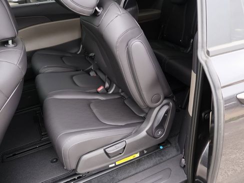 New 2026 Kia Carnival EX FWD image 32
