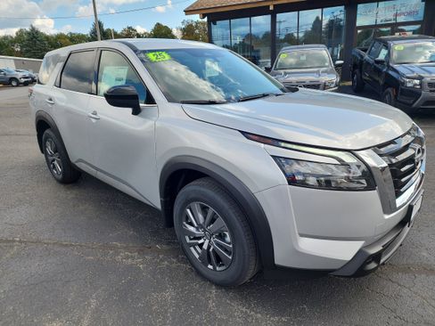 New 2025 Nissan Pathfinder S image 2