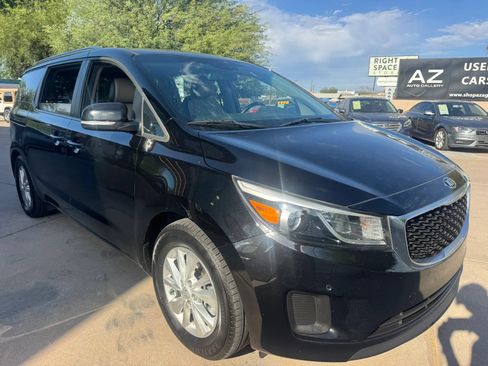Used 2017 Kia Sedona LX w/ LX Essentials Premium Package FWD image 4