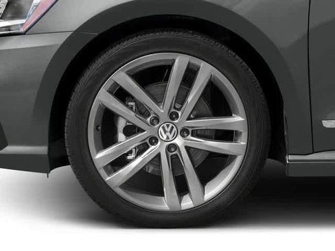 Used 2018 Volkswagen Passat 2.0T R-Line w/ R-Line Lighting Package image 11