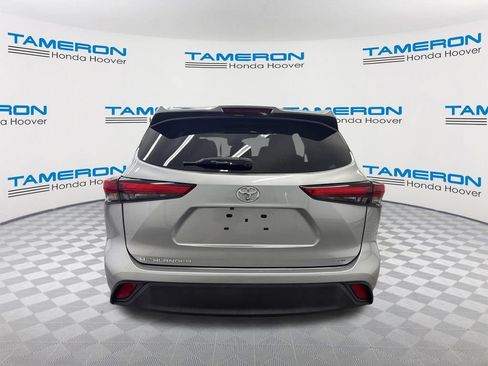 Used 2023 Toyota Highlander XLE FWD image 4