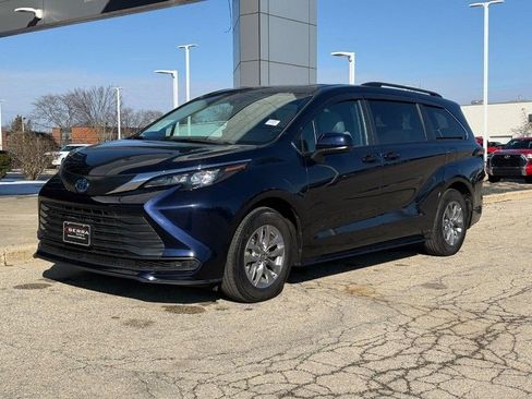 Used 2025 Toyota Sienna LE w/ LE Plus Package image 7