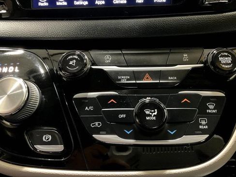 Used 2017 Chrysler Pacifica Touring image 33