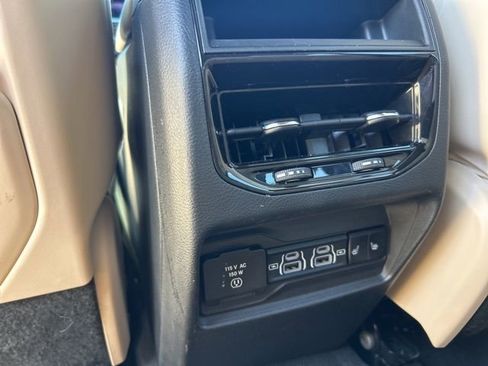 Used 2025 Jeep Grand Cherokee Limited w/ Black Appearance Package image 12