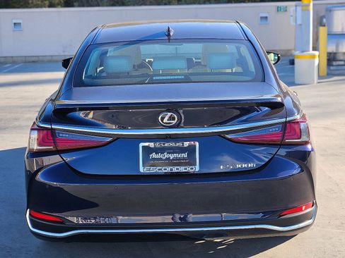 Used 2025 Lexus ES 300h w/ Premium Package image 3