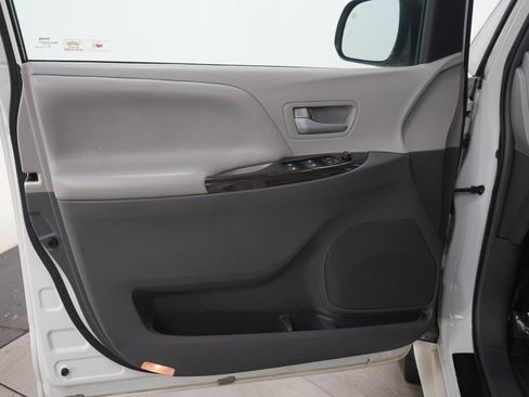 Used 2017 Toyota Sienna XLE w/ XLE Navigation Package AWD/4WD image 22