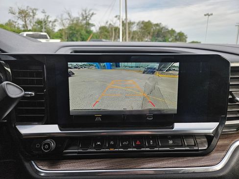 Used 2023 Chevrolet Silverado 1500 LT AWD/4WD image 15