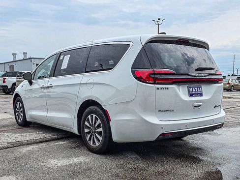 Used 2024 Chrysler Pacifica Limited FWD image 4