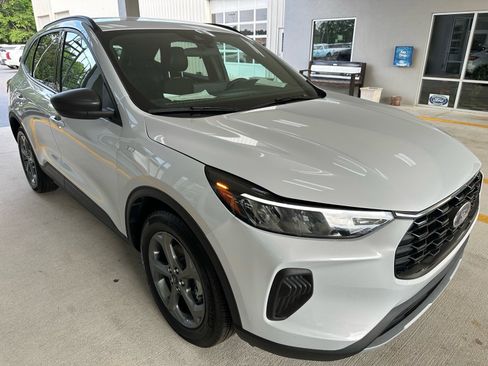 Used 2025 Ford Escape ST-Line w/ Tech Pack #1 FWD image 9