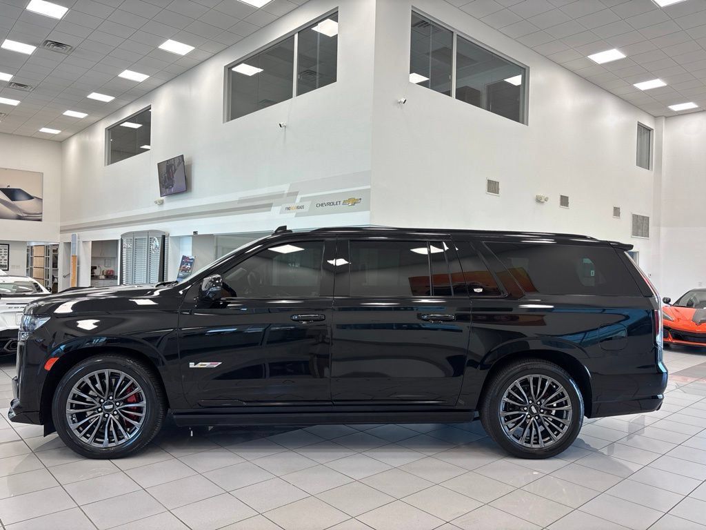Used 2024 Cadillac Escalade ESV V AWD/4WD image 2