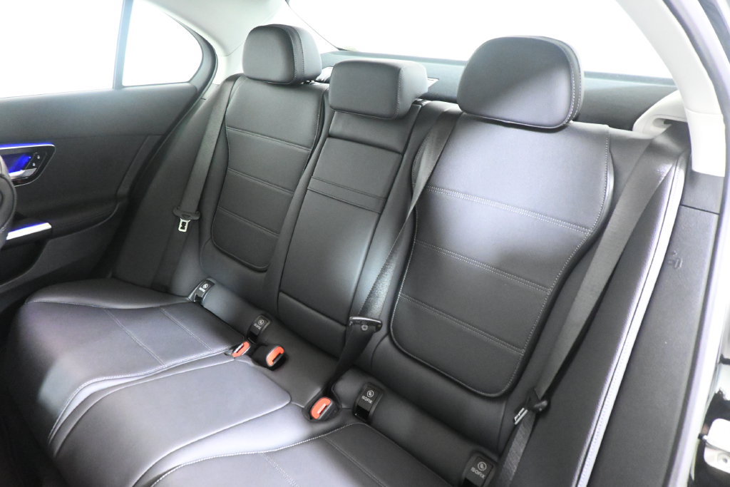 Used 2026 Mercedes-Benz C 300 4MATIC Sedan image 4