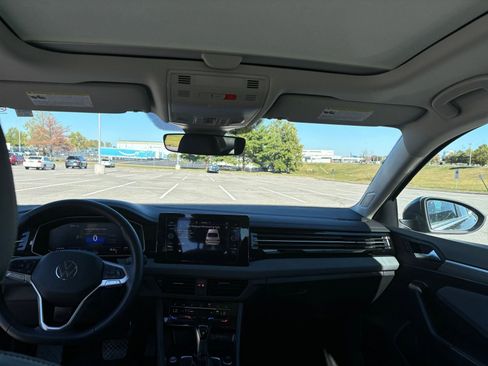 Used 2025 Volkswagen Jetta SE image 32