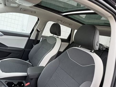 New 2025 Volkswagen Taos SE image 18