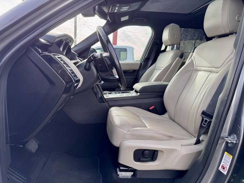 Used 2019 Land Rover Discovery SE image 9