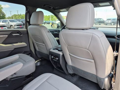 Used 2026 GMC Acadia Elevation w/ Elevation Premium Package FWD image 17