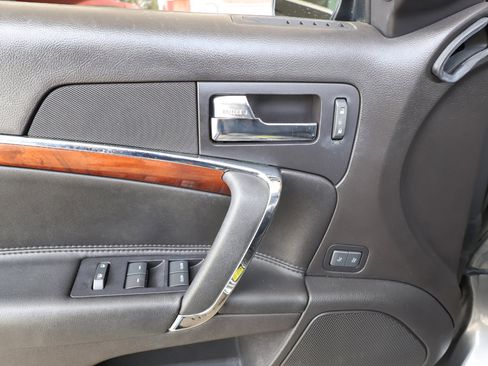 Used 2011 Lincoln MKZ image 30