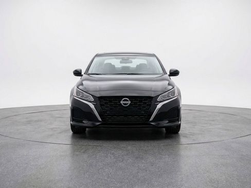 Used 2025 Nissan Altima 2.5 SV FWD image 2