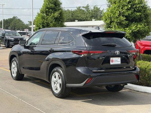 Certified 2025 Toyota Highlander LE FWD image 5