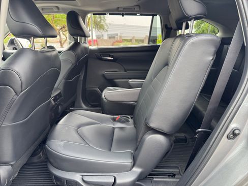 Certified 2025 Toyota Highlander XLE AWD/4WD image 17
