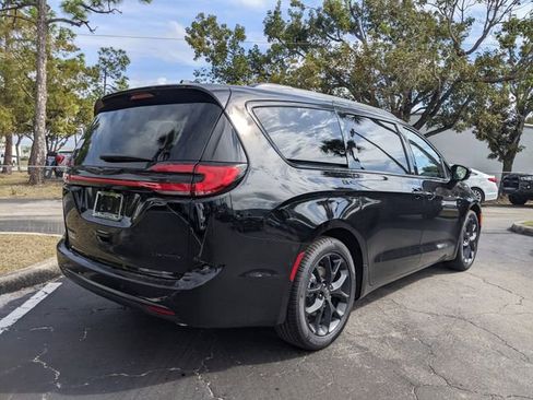 New 2026 Chrysler Pacifica Limited w/ S Appearance Package image 4