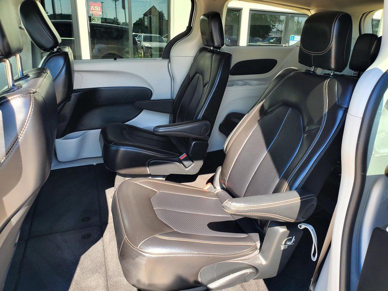 Used 2024 Chrysler Pacifica Touring-L FWD image 16