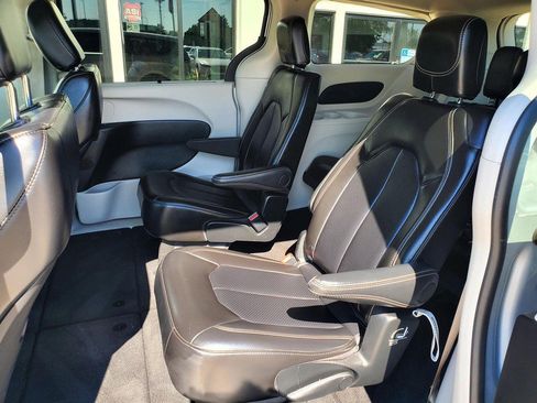 Used 2024 Chrysler Pacifica Touring-L FWD image 16