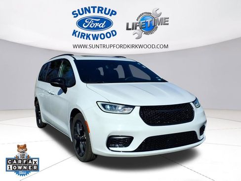 Used 2025 Chrysler Pacifica Limited FWD image 1