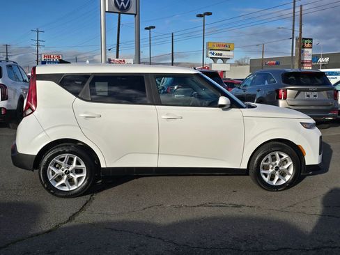 Used 2022 Kia Soul LX w/ Technology Package image 6