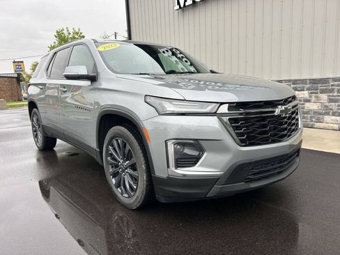 Used 2023 Chevrolet Traverse RS FWD image 1