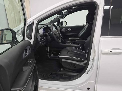 Used 2026 Chrysler Pacifica Limited FWD image 3