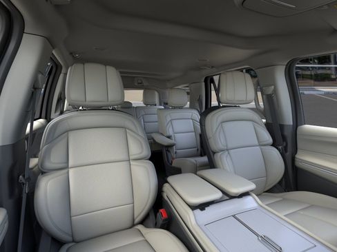 New 2026 Lincoln Navigator Premiere AWD/4WD image 10