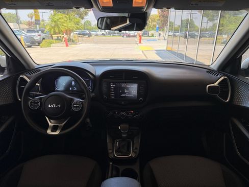 Used 2025 Kia Soul LX w/ LX Technology Package FWD image 31