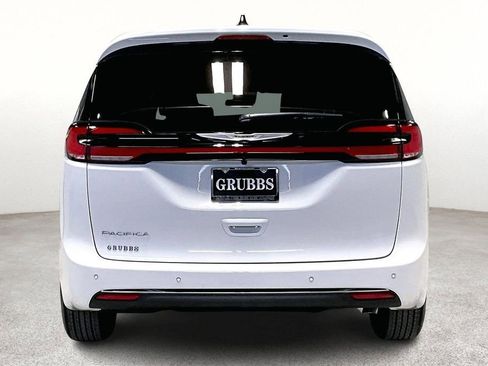 New 2026 Chrysler Pacifica Select image 5