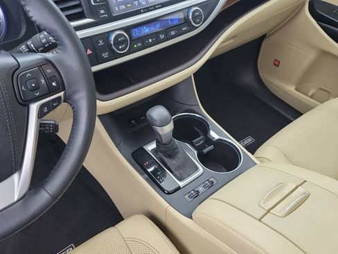 Used 2019 Toyota Highlander Limited Platinum FWD image 32