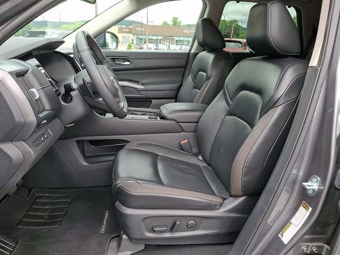 Used 2023 Nissan Pathfinder SL AWD/4WD image 17