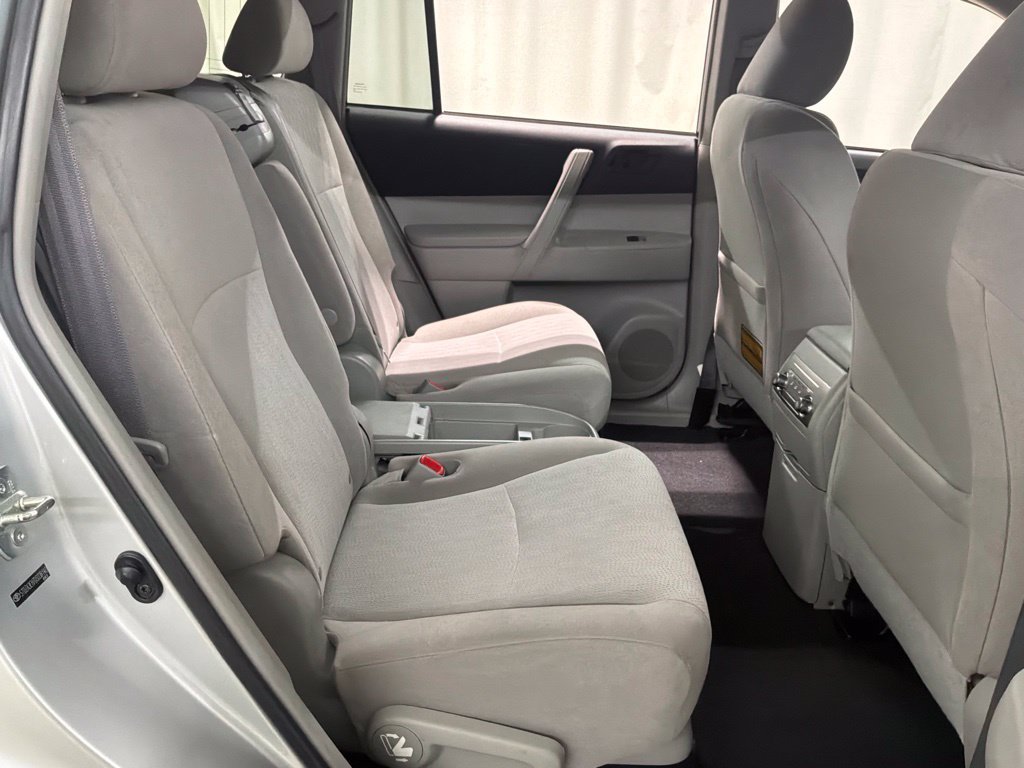 Used 2013 Toyota Highlander FWD w/ Cold Weather Pkg image 23