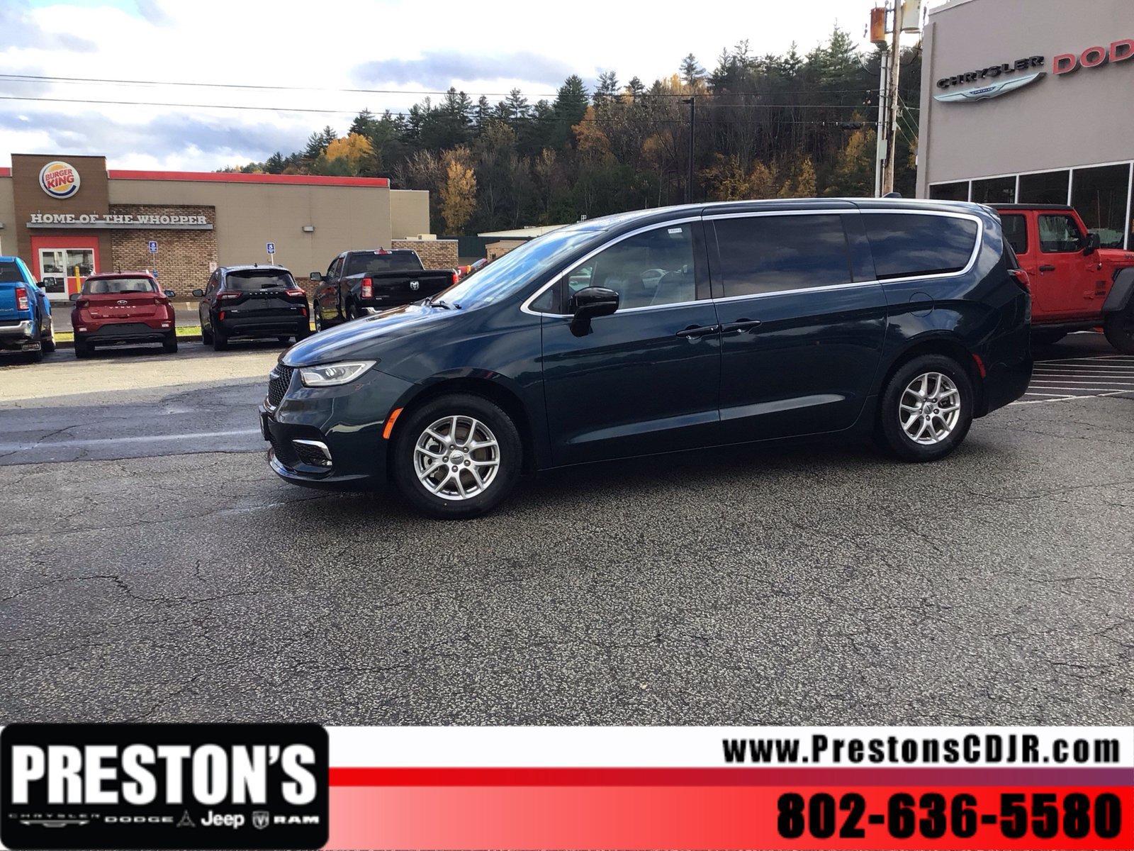 Used 2025 Chrysler Pacifica Select FWD image 2