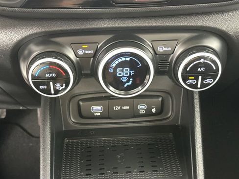 Used 2023 Hyundai Venue Limited image 14