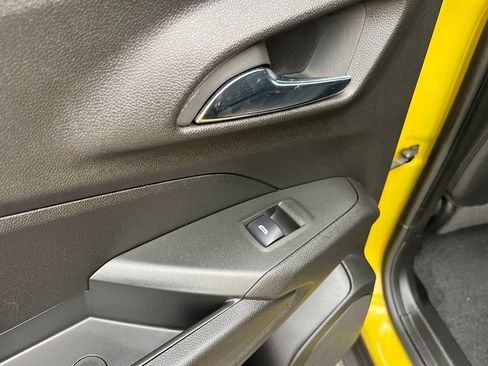 Certified 2024 Chevrolet Trax RS w/ Sunroof Package FWD image 36